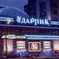 Показателями, статистикой. 
Раньше этого звания удостаивались люди и коллективы за отличные показатели/ результаты труда. Премировались и награждались грамотами и нагрудными знаками.