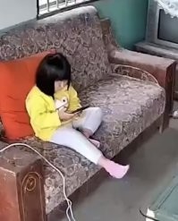Что-то Я не вижу шнура , подключённого к телефону.