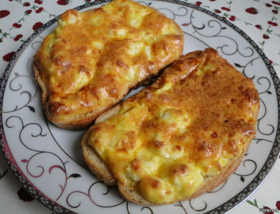 У меня, кстати, возник вопрос - ест ли в русской кухни такое явление как "принцеса". Ето кусок хлеба с фаршем(тоже с сыром и яйцами) слегка запеченный. Обычно на завтрак идет.