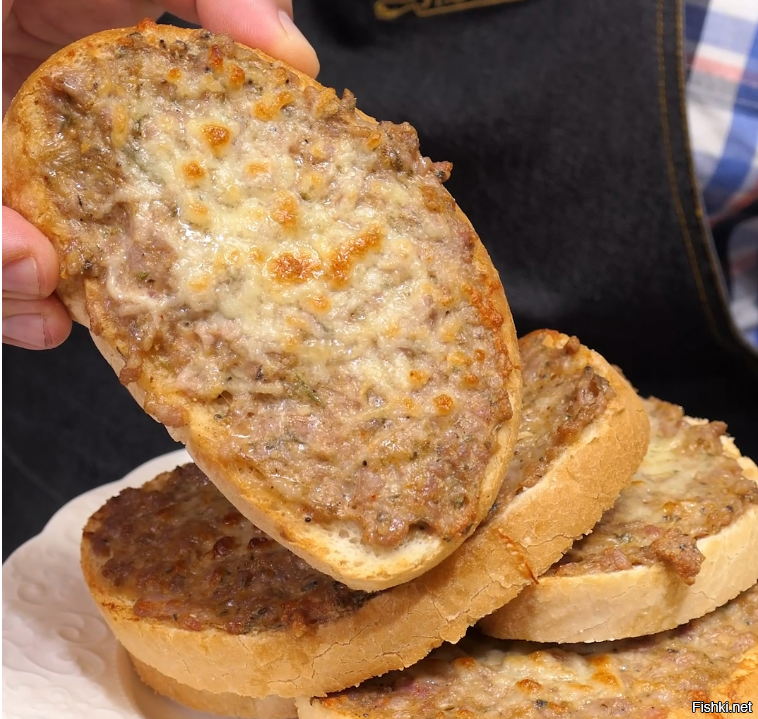 У меня, кстати, возник вопрос - ест ли в русской кухни такое явление как "принцеса". Ето кусок хлеба с фаршем(тоже с сыром и яйцами) слегка запеченный. Обычно на завтрак идет.