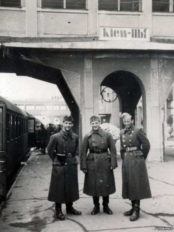 Мадьяры на вокзале Киева. 1942