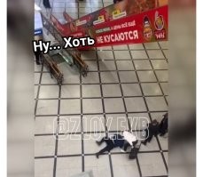 Драка в торговом центре Екатеринбурга: мужчина бил лежащего стулом