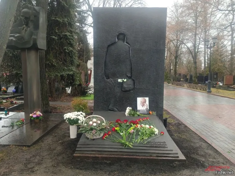 У Вас, что ни выпад, то в штангу...

Этот крест к могиле Жванецкого никакого отношения не имеет.
Это соседняя могила.
Да и фото устаревшее Вы представили.
На могиле Жванецкого нет креста. Это Вам для памяти. Будьте внимательнее..