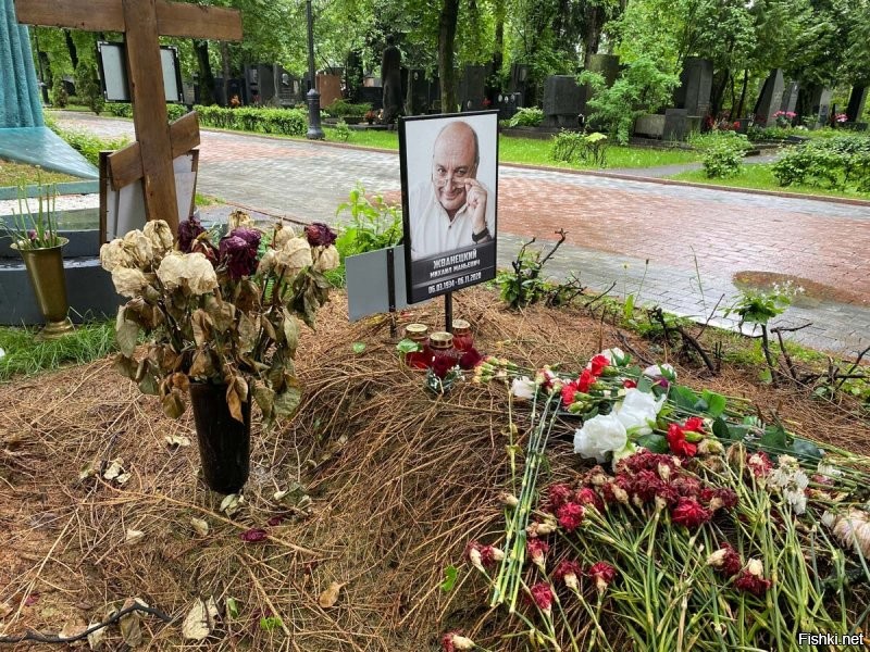 У Вас, что ни выпад, то в штангу...

Этот крест к могиле Жванецкого никакого отношения не имеет.
Это соседняя могила.
Да и фото устаревшее Вы представили.
На могиле Жванецкого нет креста. Это Вам для памяти. Будьте внимательнее..