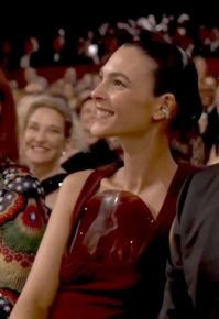 Новое в ролевых играх? Дама косит под спортбайк с обтекателем? Типа: "Укатай меня, Лео!!!"