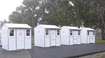 Дома???   Да это бытовки какие-то у нас гастарбайтеры в таких живут. Богатейший актер и так опозориться с ветеранами.   Представляю какой бы вой подняли если у нас такие бытовки ветеранам подагнали.