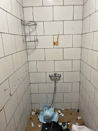 Животные! Говном что ль швырялись??