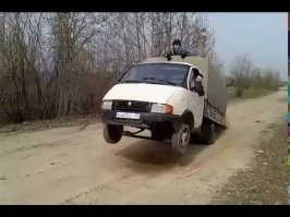 Мир существовал и ДО твоего рождения! Выражение "ставить на козла"- это не про кличку коня на ипподроме! 
Например, в авиации когда-то появился термин "козление". Это когда ВС после динамического касания ВПП снова стойками шасси отталкивается он поверхности. Кто-то сравнил с прыжком козла )) вот и повелось... Явление опасное. Другое- конь со всадником (или без) встаёт на дыбы. Мотоциклист точно так же может поднять своего железного двухколёсного на заднем колесе,.. т.н. на козла. Может неправильно загруженный грузовик встать на козла )) Можно, конечно вспомнить про эмблемы Puma или ГАЗа, но в русском устоявшееся определение- на козла ))  
Если плеер Рутуба не прогрузился, просто перейди по ссылке на него или скопируй название видео и найди обычным поиском: Посадка и козление Суперджета 05.05.19 SU1492