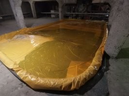 Паскуда поганая, жалось он пытается вызвать, третью неделю они без выходных работают. Да некоторые люди по пол жизни без выходных работают. "Слишком резкое потепление", ну просто клоун. Весна же у нас всегда такая непредсказуемая, потепление это вообще из ряда вон, что же она сволочь творит, погоду плюсовую делает.
Бесполезные управляющие компании никогда для людей ничего не делают.
Я 5 лет с УК судился из за того что крыша худая и мне кв заливает постоянно. Суд выигран, компенсация получена, только, только вот крыша ка текла так течет, никаких ремонтных работ чтобы предотвратить протечку не производилось.
Пришлось брать все в свои руки, на фото результат работ чтобы предотвратить течь в квартиру.