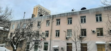 У меня в Москве во дворе на соседнем доме вот такое регулярно каждой зимой, а внизу вход на почту и народ там довольно часто ходит. Пока, как говорится, бог миловал, но всё бывает в первый раз...