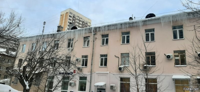 У меня в Москве во дворе на соседнем доме вот такое регулярно каждой зимой, а внизу вход на почту и народ там довольно часто ходит. Пока, как говорится, бог миловал, но всё бывает в первый раз...