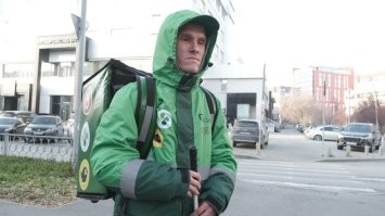 Глупые америкосы, ха-ха, но у нас ведь все зае...сь. Пару раз летом встречал курьера СЛЕПОГО.  С палочкой, вдоль бордюра с коробом на спине.