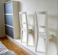 Стул, на который нужно вешать одежду