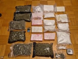 У нас в Риге на днях менты взяли на хате 21 кг кокса и 3 кг марьванны, на чёрном цена превышает лимон евросов! Но самое главное двоих хозяев 24 и 26 лет оставили на свободе (применена мера пресечения, не связанная с лишением свободы)!!!