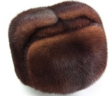 Весна далеко, до неё ещё пить, ведь Март обещает морозы, Апрель говорят не будет щадить и в Мае минусовые прогнозы, замер проспект в этой пробке зимы, жизнь стекает сквозь пальцы медузой и капает с крыш, как сок с шаурмы - жаль, что Март не сезон арбузов! Дяденька, держите голову в тепле.