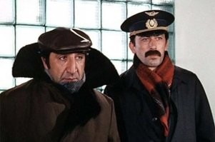 Данелия хотел снять такую сценку в "Мимино".

Вахтанг Кикабидзе и Фрунзик Мкртчян едут в лифте.
Лифт останавливается, открывается дверь.
Перед дверью стоят два японца.
- Не понимаю,   тихо говорит один японец другому, кивая головой на Валико и Рубика, - как эти русские различают друг друга.