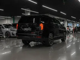 Большенство не дутых, высокообъемных движков на 6 и 8 циллиндров выносливые и долговечные! Немцы и японцы от них отказываются в угоду экобреду, электричкам и турбированным моторчикам по 2 литра! Только американцы кладут на этот экоскулеж и продолжают впихивать в достойные машины, достойные движки! Вот например ТАХО 24-26 модельного года! 6.2/426 л.с./623 Н-м! Вещь!