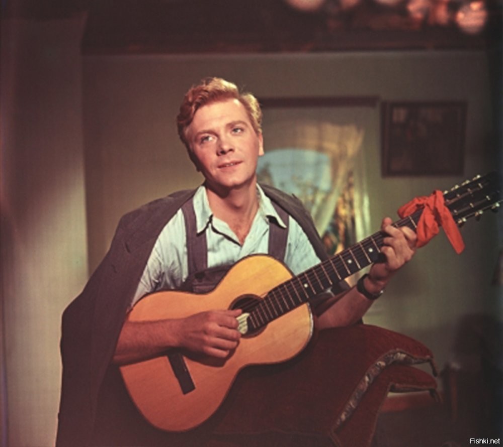 Решил посмотреть фильмографию Анатолия Кузнецова (1930-2014)... Испытал шок! Снимался с 1954 года- "Опасные тропы". Крайняя работа 2012г.- "Мосгаз". 108 ролей, маленьких эпизодических и больших (эпопея "Освобождение"). Озвучка и дубляж- 43! 
Вот такой он, наш красноармеец Сухов!!!