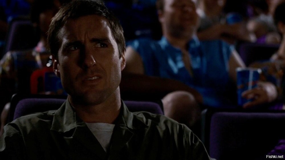 Парень показывает девушке симулятор кокоса