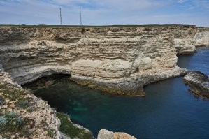 Мы с женой так же увидели фотографии Тарханкута, и влюбились в это место.
Это была авантюра: в 2021 жена ушла с работы, и мы завербовались работать в один из отелей в Оленевке.
Прожили там полгода.
Просто незабываемые впечатления. Охренительная природа. Хорошие приятные люди. 
Мечтаем туда вернуться.
