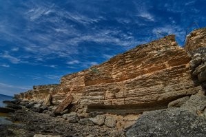 Мы с женой так же увидели фотографии Тарханкута, и влюбились в это место.
Это была авантюра: в 2021 жена ушла с работы, и мы завербовались работать в один из отелей в Оленевке.
Прожили там полгода.
Просто незабываемые впечатления. Охренительная природа. Хорошие приятные люди. 
Мечтаем туда вернуться.