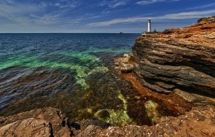 Мы с женой так же увидели фотографии Тарханкута, и влюбились в это место.
Это была авантюра: в 2021 жена ушла с работы, и мы завербовались работать в один из отелей в Оленевке.
Прожили там полгода.
Просто незабываемые впечатления. Охренительная природа. Хорошие приятные люди. 
Мечтаем туда вернуться.