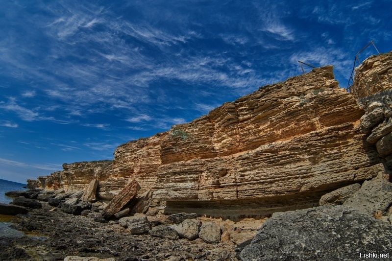 Мы с женой так же увидели фотографии Тарханкута, и влюбились в это место.
Это была авантюра: в 2021 жена ушла с работы, и мы завербовались работать в один из отелей в Оленевке.
Прожили там полгода.
Просто незабываемые впечатления. Охренительная природа. Хорошие приятные люди. 
Мечтаем туда вернуться.
