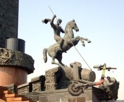 Петербургский телеведущий упал с самоката в прямом эфире