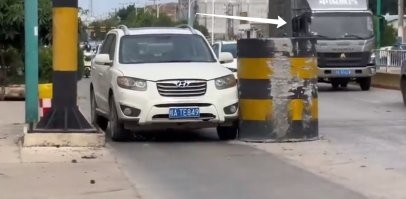 В соседней полосе грузовики проезжают и не прутся меж колонн
Скорее всего барьеры поставили, чтобы проезжали только мотоциклисты
Заметил, что пробок нет
