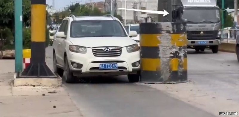 В соседней полосе грузовики проезжают и не прутся меж колонн
Скорее всего барьеры поставили, чтобы проезжали только мотоциклисты
Заметил, что пробок нет