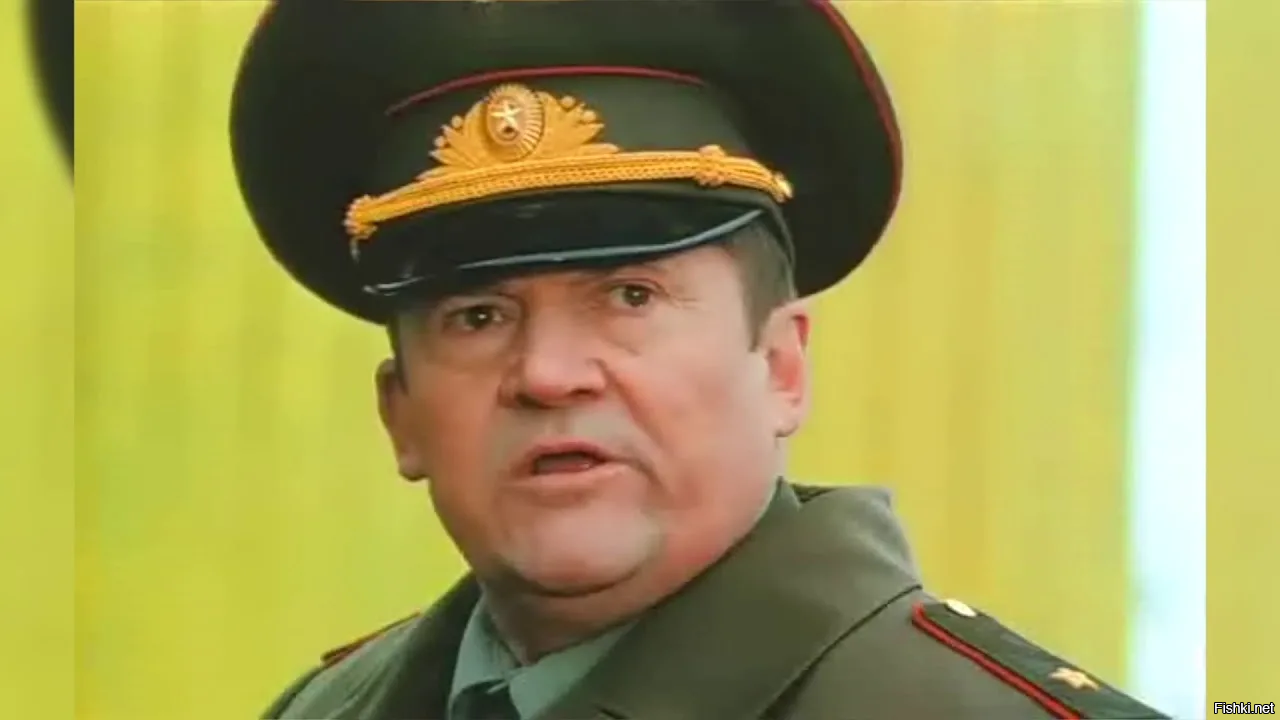 Лев и бородавочник: напряжённая встреча в дикой природе