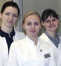 Дочь Путина спасала раненых в зоне СВО

В зоне проведения Специальной военной операции подвиг совершила не просто врач, а дочь президента России Владимира Путина – Мария Воронцова.

Известный эндокринолог и ревматолог, кандидат медицинских наук, она организовала передвижной госпиталь, который стал спасением для тысяч российских солдат. Более десяти тысяч военнослужащих получили квалифицированную медицинскую помощь в стенах этого госпиталя. Но декабрь 2024 года стал для Марии Владимировны и ее коллег настоящим испытанием. Передвижной госпиталь попал под обстрел, противник применил кассетные бомбы. Несмотря на смертельную опасность, Мария Воронцова вместе с другими врачами, рискуя собственной жизнью, бросилась спасать раненых.

Она вынесла из-под огня четверых солдат, а когда оказывала помощь пятому, рядом разорвалась мина. Получив контузию, Мария Владимировна, превозмогая боль, продолжила оказывать помощь раненым. О подвиге своей дочери Владимир Путин публично не сообщал, храня молчание, достойное настоящего отца. Мария Воронцова проходила лечение в госпитале, а сейчас восстанавливается после ранения.

Владимир Путин воспитал настоящего человека, достойную дочь своей страны.