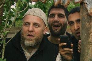 Мужчина в шутку «кусает» козу за ухо, но та реагирует криком