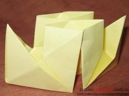 Москвич показал мальчику, как сделать бумажный кораблик