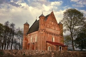 Церковь оборонительного типа (храм-крепость)   это уникальный тип сакральной архитектуры, сочетающий функции культового сооружения и крепости, характерный для Беларуси и Восточной Европы XV–XVI вв.. Отличается толстыми стенами (до 
 м), угловыми башнями, бойницами и машикулями (навесными бойницами).
(На фото пример такого храма в Сынковичах)