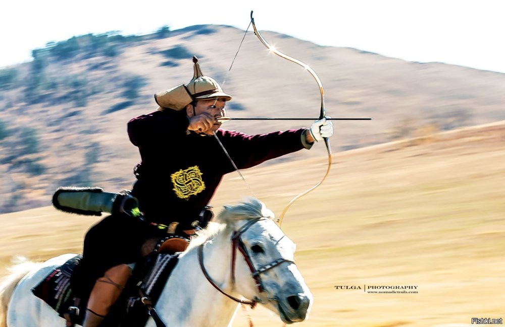 "А главное это единственный длинный лук, из которого можно стрелять из седла."
Да ладно! А монголы-то не знают!!!