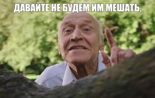 Мужчина в шутку «кусает» козу за ухо, но та реагирует криком