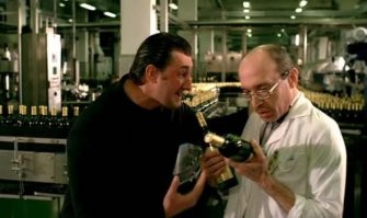 А где белый халат, шапочка? Что за бурду он тут месит? Гибискус с ароматом земляники? Это как? Типа зелёного портвейна штоль?)