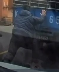 Чё происходит, чё происходит - на ручник не поставил или сорвался с ручника! А мужик силён!