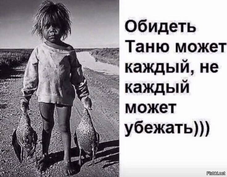 Деревенский мальчик без страха вытащил гуся из сарая