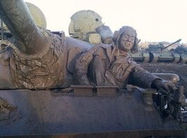 Ну-да, по бетонке можно "порулить" и девочке. Но вот вне асфальта мехвод вполне может "словить дельфина" (знаю, что говорю)