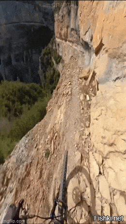 Я наверное, больше кирпичей наделал, пока смотрел 6 гифку, чем тот велосипедист, который там ехал.