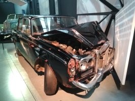 В свое время был в Риге в мотормузее.
Музей сам по себе шикарен, про экспонаты уже молчу.
Так вот там стоит Rolls-Royce Silver Shadow 1974 года, который, как говорят, разбил сам Брежнев, будучи за рулем.
Есличо, фото не мои.