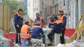 Ты видимо долгое время в коме был!?  На любую московскую стройку нос засунь, там 70% чуркабасов! Копать, месить, таскать, заливать, подгонять, класть, наносить.....А собянинская плитка? Думаешь её выпускники НИУ МГСУ укладывают??