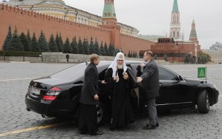 Кому не нравится пожертвование на кирпич, тот может сдать деньги на именное колесо от Mercedes-Benz Pullman патриарха Кирилла.  
Гибкость бизнеса...