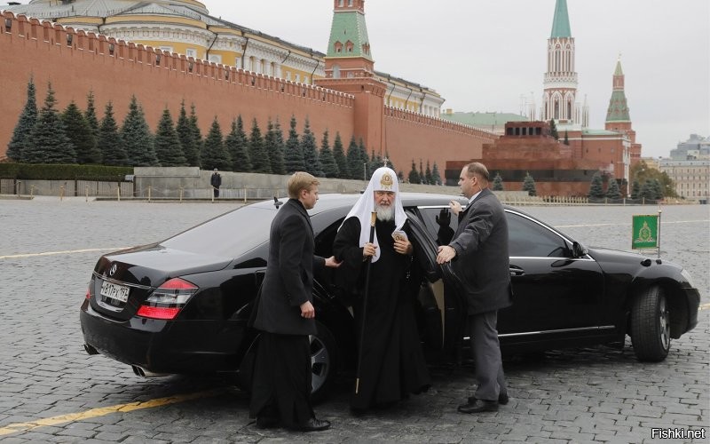 Кому не нравится пожертвование на кирпич, тот может сдать деньги на именное колесо от Mercedes-Benz Pullman патриарха Кирилла.  
Гибкость бизнеса...