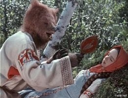 В Индии фермеры надевают костюмы «медведей», чтобы отпугивать обезьян