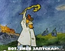 Обезьяна спокойно играет с коброй