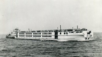 Волга. Баржа – автомобилевоз «Жигули». 1970ые.