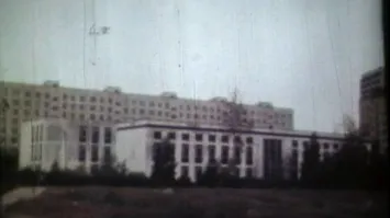 Ну а нам, детям мегаполиса, нужны были! Но вокруг школы в 80-х, был очень много кустов и зеленых насаждений, зимой по территории школы трекилометровую лыжню прокладывали! Так что там не только бомбочку взорвать, там "зарницу" можно было провести! Вот даже фото старое нашел! Так что про "насал в бассейн"-это "У кого чего болит..."!